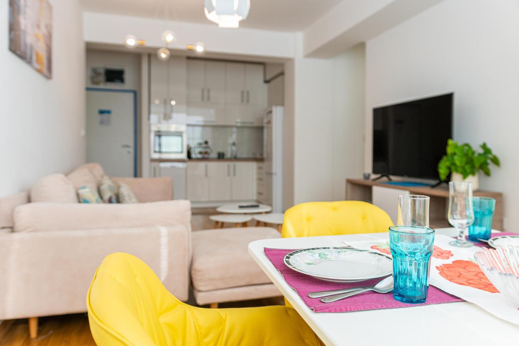 Blue High End Apts By Eluxory